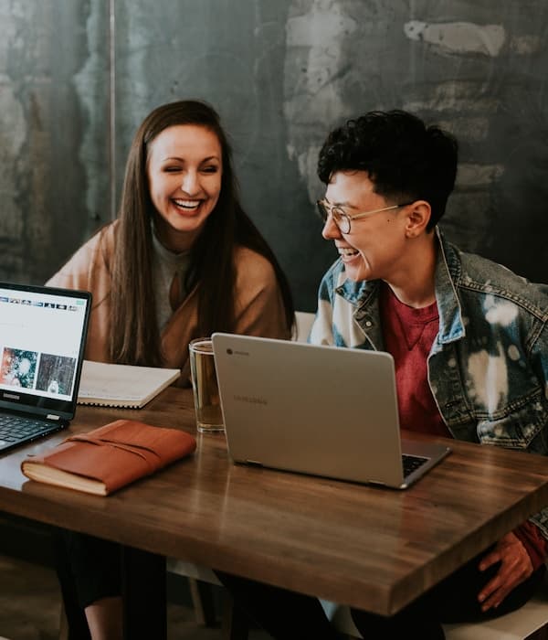 Dois alunos tendo aula juntos no notebook