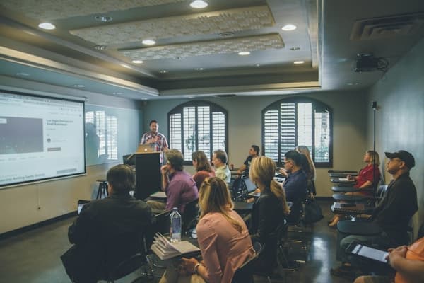 Professor conduzindo uma aula de inglês